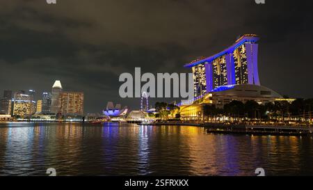Marina Bay Sands, iconico hotel 5 stelle di lusso a Singapore, vista notturna Foto Stock