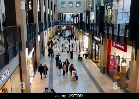 Gli amanti dello shopping del Grand Arcade Cambridge camminano attraverso il moderno centro commerciale Foto Stock
