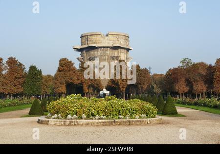 Bunker o torre di fiocco nell'Augarten, parco, seconda guerra mondiale, Vienna, Austria, Europa Foto Stock