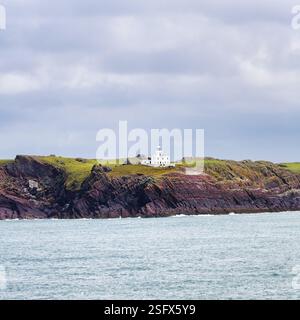 Lighthouse on the Cliffs, St Ann's Head Lighthouse, Milford Haven Waterway, Dale, Pembrokeshire, Galles, gran Bretagna Foto Stock