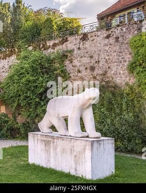 L'orso polare, una scultura animale in marmo bianco di Francois Pompon a Saulieu, Cote d'Or, Bourgogne-Franca-Comte, Francia, Europa Foto Stock