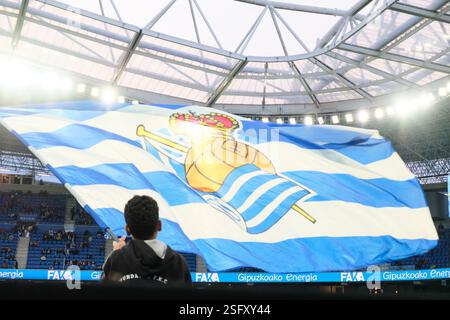 Donostia / San Sebastián, Gipuzkoa, Spagna - 9 gennaio 2025: Un giovane tifoso di Txuri Urdin sventola una vera bandiera della Sociedad nella partita Real Sociedad vs RCD Espanyol, parte della squadra spagnola LaLiga EA SPORTS, tenutasi allo Stadio reale Arena. Crediti: Rubén Gil/Alamy Live News. Foto Stock