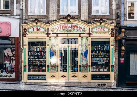 Porto, Portogallo - 28 dicembre 2024: Affascinanti facciate nel centro di Porto, Portogallo Foto Stock