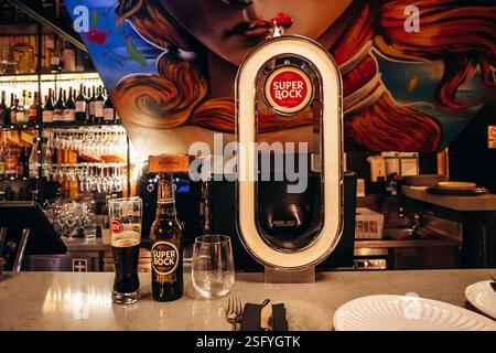 Porto, Portogallo - 28 dicembre 2024: Popolare birra portoghese Super Bock in un accogliente bar di Porto, Portogallo Foto Stock
