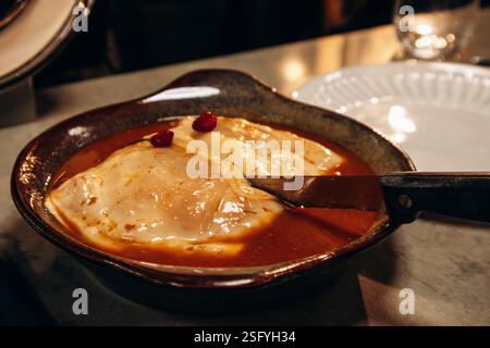 Piatto tradizionale portoghese Francesinha, una famosa specialità di Porto Foto Stock
