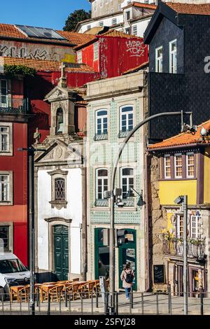Porto, Portogallo - 28 dicembre 2024: Affascinanti facciate nel centro di Porto, Portogallo Foto Stock
