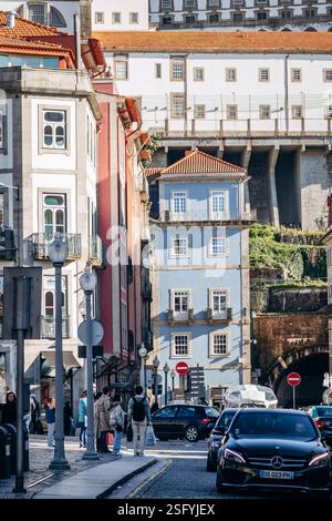 Porto, Portogallo - 28 dicembre 2024: Affascinanti facciate nel centro di Porto, Portogallo Foto Stock