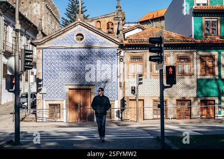 Porto, Portogallo - 28 dicembre 2024: Affascinanti facciate nel centro di Porto, Portogallo Foto Stock