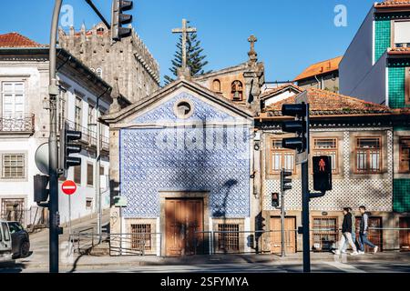 Porto, Portogallo - 28 dicembre 2024: Affascinanti facciate nel centro di Porto, Portogallo Foto Stock