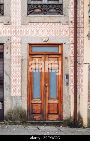 Porto, Portogallo - 28 dicembre 2024: Affascinanti facciate nel centro di Porto, Portogallo Foto Stock
