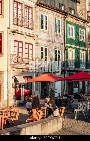 Porto, Portogallo - 28 dicembre 2024: Affascinanti facciate nel centro di Porto, Portogallo Foto Stock