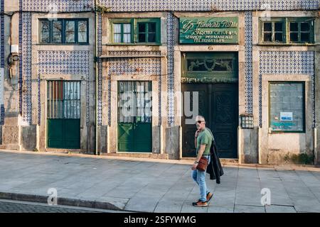 Porto, Portogallo - 28 dicembre 2024: Affascinanti facciate nel centro di Porto, Portogallo Foto Stock