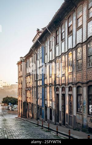 Porto, Portogallo - 28 dicembre 2024: Affascinanti facciate nel centro di Porto, Portogallo Foto Stock