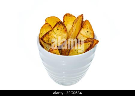 Patate cotte in una ciotola - sfondo bianco Foto Stock
