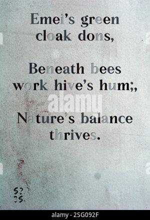 Il mantello verde di Emei, sotto le api, lavora il ronzio dell'alveare; l'equilibrio della natura prospera. La Gilda degli scrittori d'argento di Simeon Dillington. Arte di Zsuzsa Szikra. Poetry Art Print, Triplumes è una forma poetica unica ispirata al tradizionale haiku, composta da tre righe che catturano momenti di chiarezza, emozione e approfondimento. Nella nostra collezione abbracciamo la libertà del linguaggio, dove la fusione delle parole e la rimozione dei trattini è più di una scelta stilistica: È un modo per trasmettere unità e vicinanza tra le idee, creando un'espressione fluida e compatta che risuona con i ritmi della vita moderna. Foto Stock