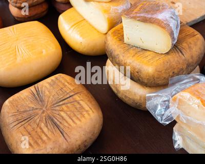 Diversi tipi di formaggio giallo immessi sul mercato Foto Stock