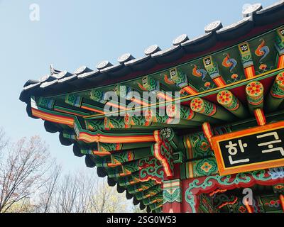 Vista ravvicinata di un tetto del padiglione coreano nel Giardino Botanico Nazionale di Hryshko, una copia del padiglione Aeryeonjeong nel Giardino segreto di Huwon a Seoul. Foto Stock