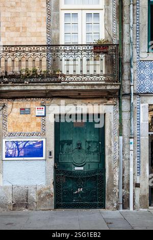 Porto, Portogallo - 28 dicembre 2024: Affascinanti facciate nel centro di Porto, Portogallo Foto Stock
