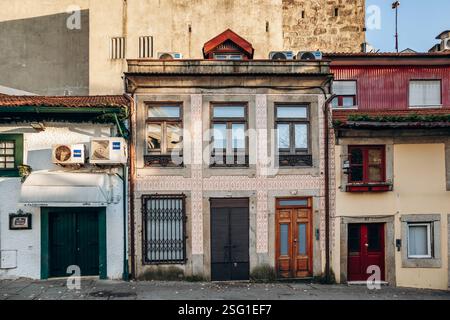 Porto, Portogallo - 28 dicembre 2024: Affascinanti facciate nel centro di Porto, Portogallo Foto Stock