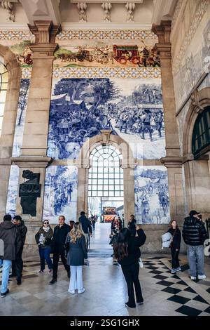 Porto, Portogallo - 28 dicembre 2024: Famosa sala della stazione di Sao Bento decorata con azulejos a Porto, Portogallo Foto Stock
