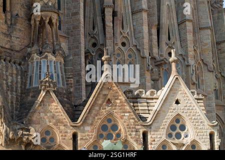 Vista ravvicinata degli intricati dettagli architettonici di un edificio storico, che mostrano opere in pietra ornamentali, archi a punta ed elementi decorativi. Foto Stock