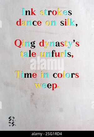 I tratti di inchiostro danzano sulla seta, la storia della dinastia Qing si svela, il tempo con i colori piangono. La Gilda degli scrittori d'argento di Carlos de las Mareas. Arte di Zsuzsa Szikra. Poetry Art Print, Triplumes è una forma poetica unica ispirata al tradizionale haiku, composta da tre righe che catturano momenti di chiarezza, emozione e approfondimento. Nella nostra collezione abbracciamo la libertà del linguaggio, dove la fusione delle parole e la rimozione dei trattini è più di una scelta stilistica: È un modo per trasmettere unità e vicinanza tra le idee, creando un'espressione fluida e compatta che risuona con i ritmi della vita moderna. Foto Stock