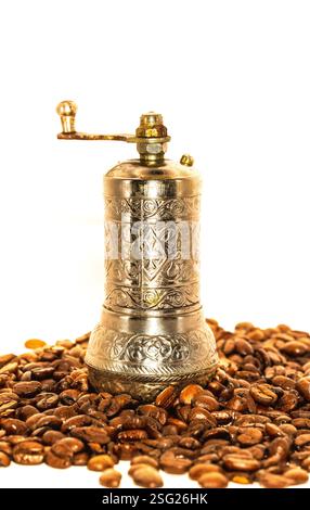 Timer a clessidra in vetro con sabbia nera circondato da chicchi di caffè torrefatti su sfondo bianco Foto Stock