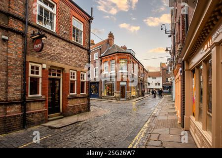 SWINEGATE, YORK, REGNO UNITO - 9 FEBBRAIO 2025. Un ampio panorama di aziende e negozi locali nell'esclusiva area di Swinegate, nella città di York, Regno Unito Foto Stock