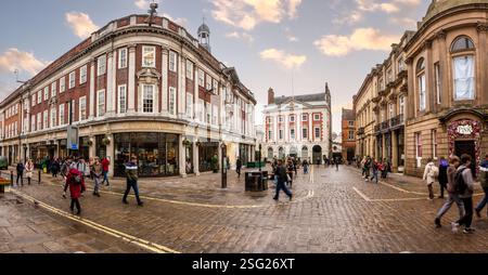 ST HELEN'S SQUARE, YORK, REGNO UNITO - 9 FEBBRAIO 2025. Un ampio panorama di Piazza Sant'Elena e Stonegate con edifici storici nel centro della Foto Stock