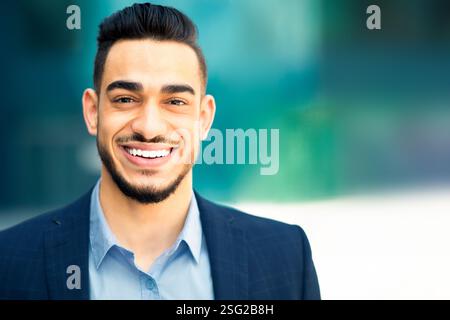 Primo piano ritratto di felice medio-orientale giovane uomo d'affari Foto Stock