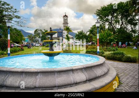 Parco e fontana la fortuna con chiesa Iglesia de la fortuna de San Carlos e vulcano Arenal sullo sfondo, Costa Rica, America centrale. Foto Stock