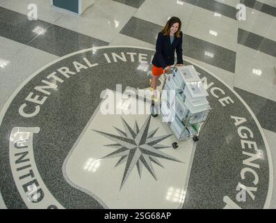 Il President's Daily Brief, a volte indicato come President's Daily Briefing o President's Daily Bulletin, è un documento top-secret prodotto e consegnato ogni mattina al presidente degli Stati Uniti; è anche distribuito a un piccolo numero di alti funzionari statunitensi che sono approvati dal presidente. Include analisi di intelligence altamente classificate, informazioni su operazioni segrete e rapporti provenienti dalle fonti più sensibili degli Stati Uniti o da quelle condivise dalle agenzie di intelligence alleate. A discrezione del presidente, il PDB può essere fornito anche al presidente eletto. Foto Stock