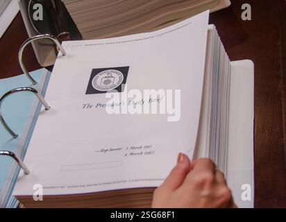 Il President's Daily Brief, a volte indicato come President's Daily Briefing o President's Daily Bulletin, è un documento top-secret prodotto e consegnato ogni mattina al presidente degli Stati Uniti; è anche distribuito a un piccolo numero di alti funzionari statunitensi che sono approvati dal presidente. Include analisi di intelligence altamente classificate, informazioni su operazioni segrete e rapporti provenienti dalle fonti più sensibili degli Stati Uniti o da quelle condivise dalle agenzie di intelligence alleate. A discrezione del presidente, il PDB può essere fornito anche al presidente eletto. Foto Stock