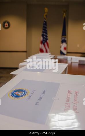 Il President's Daily Brief, a volte indicato come President's Daily Briefing o President's Daily Bulletin, è un documento top-secret prodotto e consegnato ogni mattina al presidente degli Stati Uniti; è anche distribuito a un piccolo numero di alti funzionari statunitensi che sono approvati dal presidente. Include analisi di intelligence altamente classificate, informazioni su operazioni segrete e rapporti provenienti dalle fonti più sensibili degli Stati Uniti o da quelle condivise dalle agenzie di intelligence alleate. A discrezione del presidente, il PDB può essere fornito anche al presidente eletto. Foto Stock