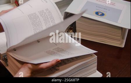 Il President's Daily Brief, a volte indicato come President's Daily Briefing o President's Daily Bulletin, è un documento top-secret prodotto e consegnato ogni mattina al presidente degli Stati Uniti; è anche distribuito a un piccolo numero di alti funzionari statunitensi che sono approvati dal presidente. Include analisi di intelligence altamente classificate, informazioni su operazioni segrete e rapporti provenienti dalle fonti più sensibili degli Stati Uniti o da quelle condivise dalle agenzie di intelligence alleate. A discrezione del presidente, il PDB può essere fornito anche al presidente eletto. Foto Stock