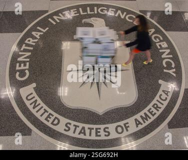 Il President's Daily Brief, a volte indicato come President's Daily Briefing o President's Daily Bulletin, è un documento top-secret prodotto e consegnato ogni mattina al presidente degli Stati Uniti; è anche distribuito a un piccolo numero di alti funzionari statunitensi che sono approvati dal presidente. Include analisi di intelligence altamente classificate, informazioni su operazioni segrete e rapporti provenienti dalle fonti più sensibili degli Stati Uniti o da quelle condivise dalle agenzie di intelligence alleate. A discrezione del presidente, il PDB può essere fornito anche al presidente eletto. Foto Stock