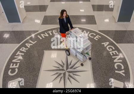 Il President's Daily Brief, a volte indicato come President's Daily Briefing o President's Daily Bulletin, è un documento top-secret prodotto e consegnato ogni mattina al presidente degli Stati Uniti; è anche distribuito a un piccolo numero di alti funzionari statunitensi che sono approvati dal presidente. Include analisi di intelligence altamente classificate, informazioni su operazioni segrete e rapporti provenienti dalle fonti più sensibili degli Stati Uniti o da quelle condivise dalle agenzie di intelligence alleate. A discrezione del presidente, il PDB può essere fornito anche al presidente eletto. Foto Stock