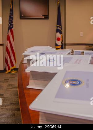 Il President's Daily Brief, a volte indicato come President's Daily Briefing o President's Daily Bulletin, è un documento top-secret prodotto e consegnato ogni mattina al presidente degli Stati Uniti; è anche distribuito a un piccolo numero di alti funzionari statunitensi che sono approvati dal presidente. Include analisi di intelligence altamente classificate, informazioni su operazioni segrete e rapporti provenienti dalle fonti più sensibili degli Stati Uniti o da quelle condivise dalle agenzie di intelligence alleate. A discrezione del presidente, il PDB può essere fornito anche al presidente eletto. Foto Stock