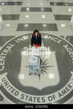 Il President's Daily Brief, a volte indicato come President's Daily Briefing o President's Daily Bulletin, è un documento top-secret prodotto e consegnato ogni mattina al presidente degli Stati Uniti; è anche distribuito a un piccolo numero di alti funzionari statunitensi che sono approvati dal presidente. Include analisi di intelligence altamente classificate, informazioni su operazioni segrete e rapporti provenienti dalle fonti più sensibili degli Stati Uniti o da quelle condivise dalle agenzie di intelligence alleate. A discrezione del presidente, il PDB può essere fornito anche al presidente eletto. Foto Stock