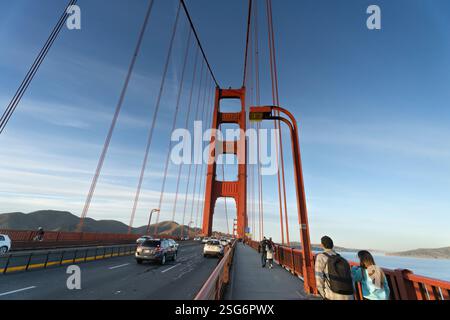 Golden Gate Bridge, San Francisco. Pedoni e auto attraversano il ponte, godendosi la vista. Foto Stock