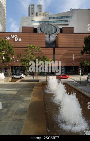 SFMOMA, San Francisco. Fontane d'acqua di fronte al museo. Giornata di sole. Foto Stock