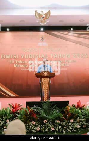 Giacarta, 5 febbraio 2025. Un oratore interviene alla riunione annuale della Commissione giudiziaria, discutendo l'integrità e il futuro della giustizia indonesiana. Foto Stock