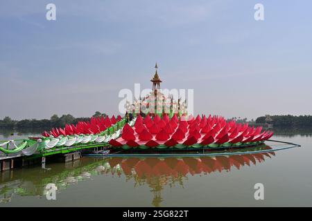 La grande piattaforma galleggiante di loto rosso e il santuario del Buddha a Wat Saman Rattanaram sono una popolare attrazione turistica a Chachoengsao, Thailandia Foto Stock