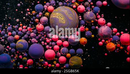 Bolla colorata. Art blob. Palle rosa viola del pianeta sulla superficie mistica nera. Gel rotondo in acrilico su sfondo astratto sfocato. Foto Stock