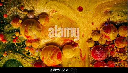 Flusso colorato. Vernice a goccia d'olio. La bolla di miscelazione del fluido ART esplode. Ondeggiante sfondo astratto in marmo giallo dorato e rosso. Foto Stock