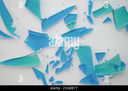 Frammenti di vetro sparsi su una superficie bianca dopo un incidente Foto Stock