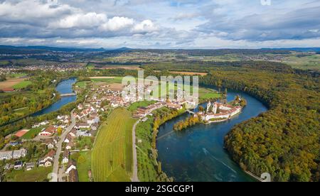 Immagine panoramica aerea della sinuosità del Reno a Rheinau con una chiesa sull'isolotto in splendido colore autunnale Foto Stock