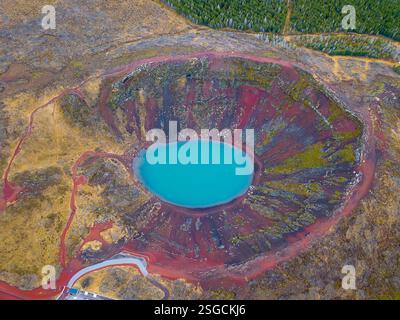 Vista aerea del cratere vulcanico più colorato d'Islanda: Il cratere Kerid, pieno di acqua turchese Foto Stock