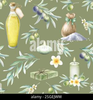 Olio d'oliva in bottiglia, sapone d'aleppo, sale marino sparso e in sacco, candele, frangipani, rami d'oliva. Acquerello disegnato a mano motivo senza cuciture su colore oliva scuro per il design di un salone di bellezza. Foto Stock