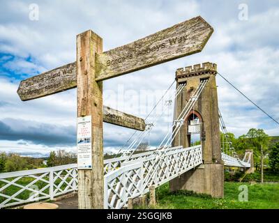 Cartello per la Southern Uplands Way e Borders Abbeys Way sentieri a lunga distanza presso il Ponte delle catene, che attraversano il fiume Tweed da Melrose a... Foto Stock